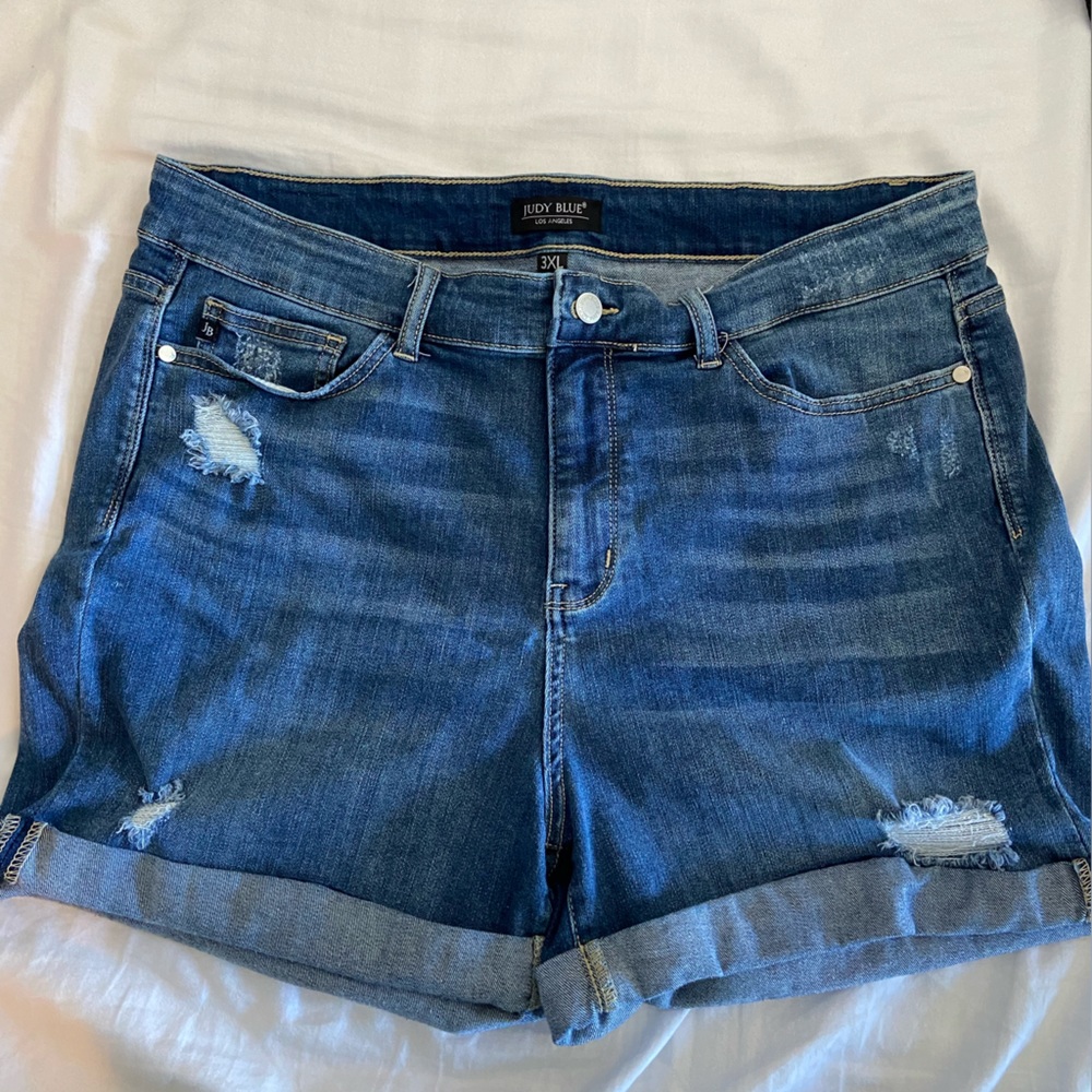 Judy Blue distress jean shorts. 3XL EUC non smoking home.